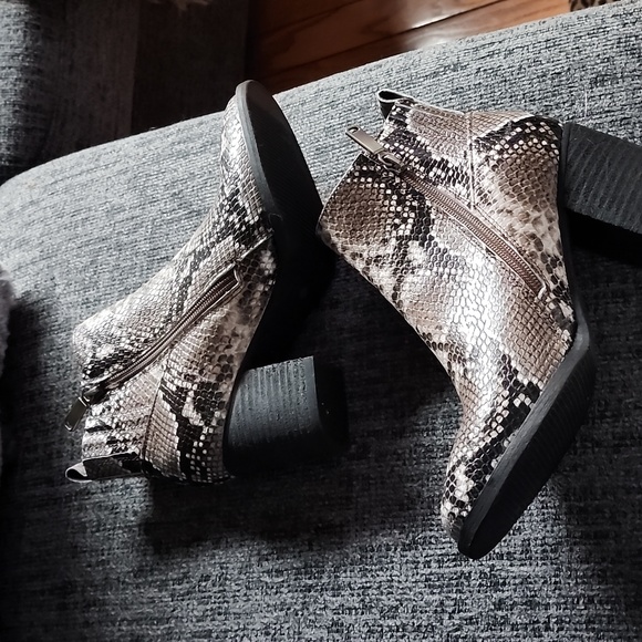 Blondo Noa Waterproof Brown Snakeskin Print Side Zip Block Heel Ankle Bootie - Picture 2 of 10